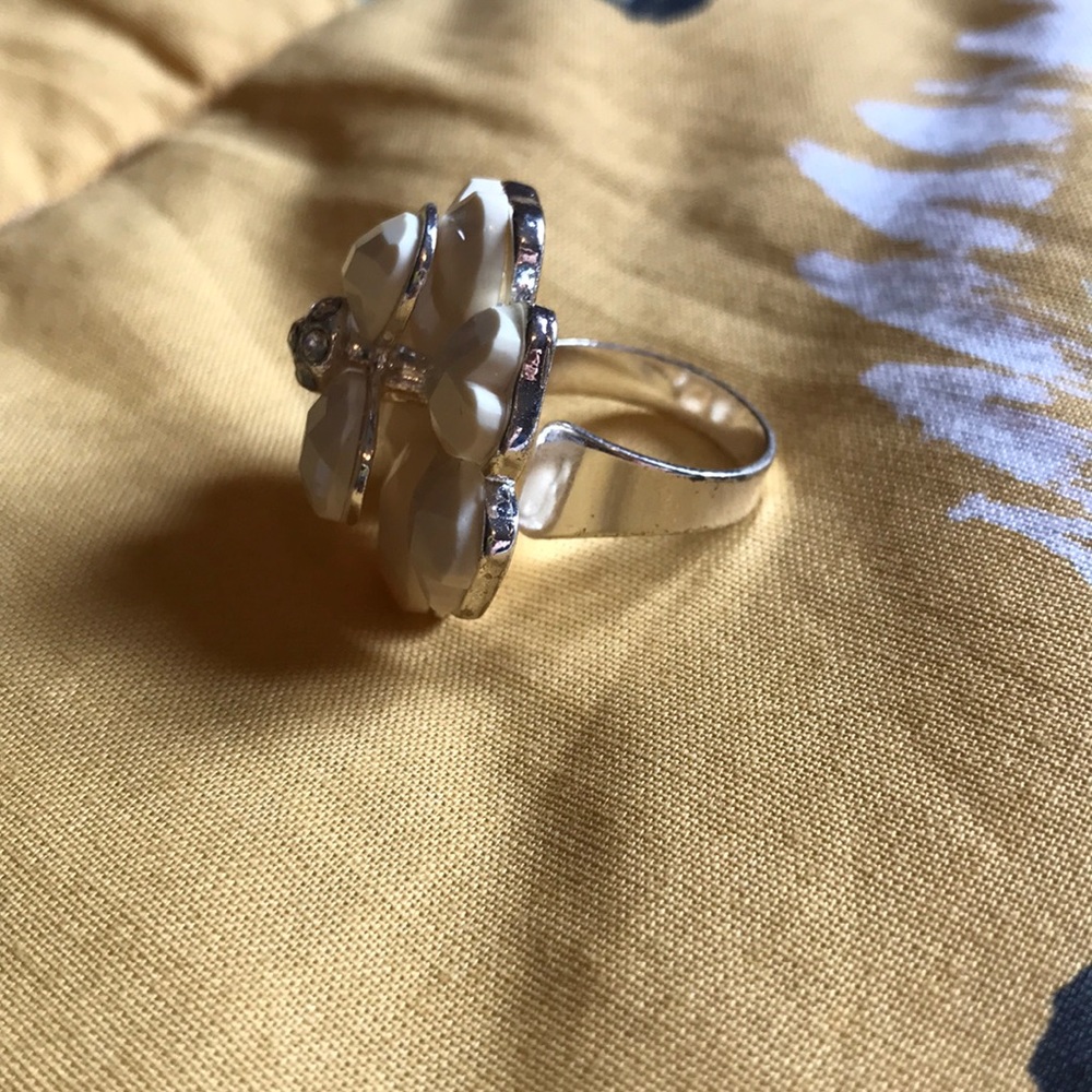 Flower ring - Picture 2 of 3